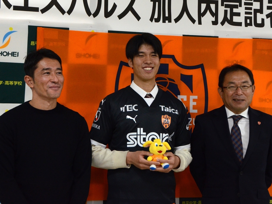 左から玉田圭司監督、昌平GK佐々木智太郎、反町康治GM