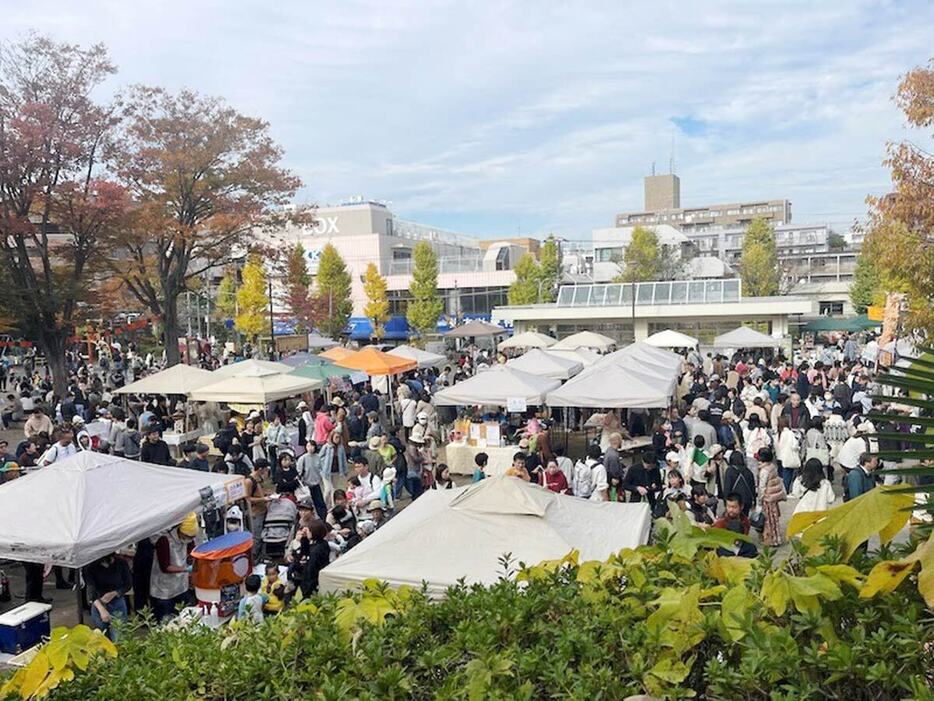 約３千人（主催者発表）が来場した昨年の「あおばを食べる収穫祭」の様子（ＮＰＯ法人森ノオト提供）