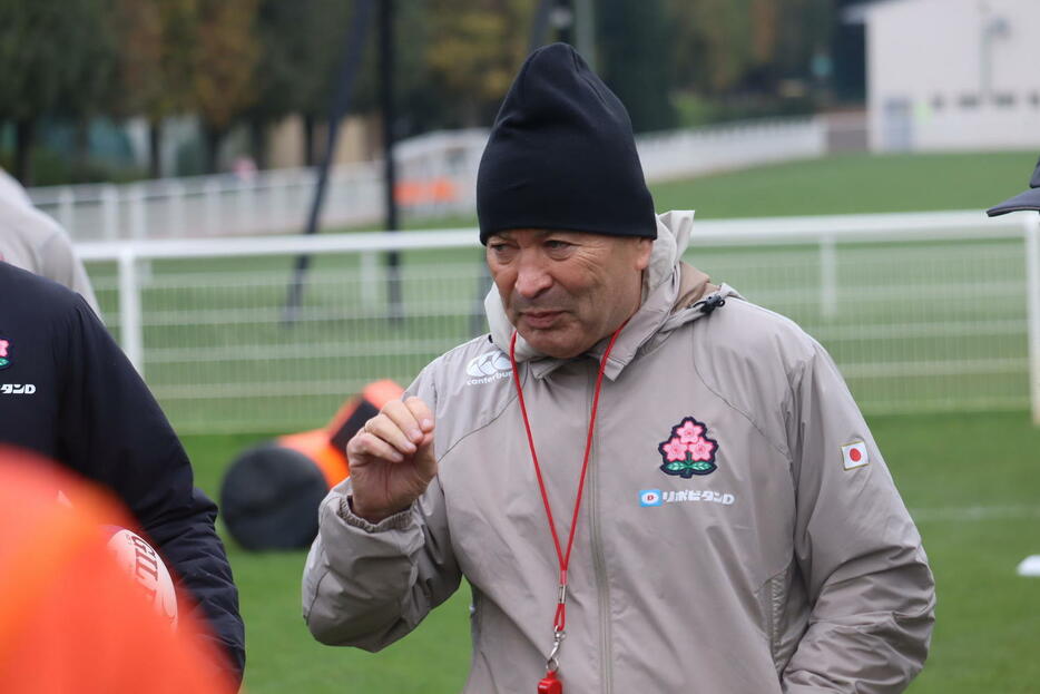 5日、フランス戦に向けた練習を見守る日本代表エディー・ジョーンズ・ヘッドコーチ（C）JRFU