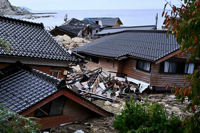 土砂に埋まったままの集落=2024年10月31日午後2時2分、石川県珠洲市仁江町、金居達朗撮影