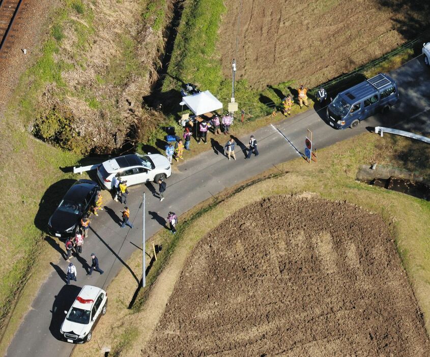 ラリージャパンの競技ステージに無許可車両（右上）が侵入した現場＝23日、岐阜県恵那市で