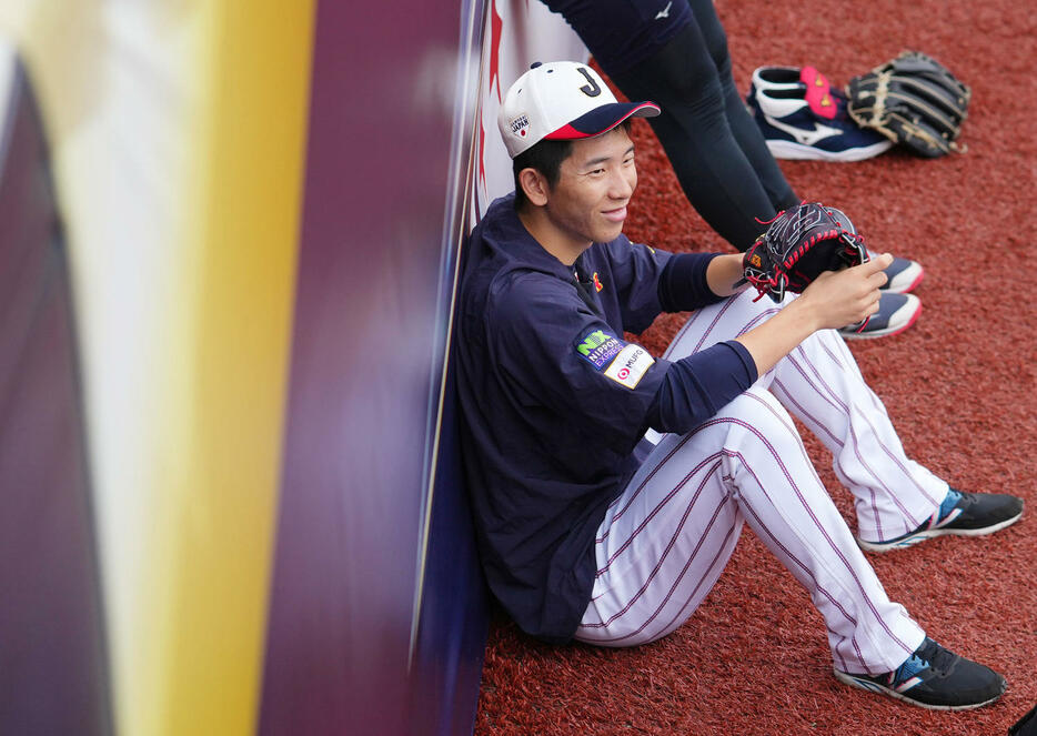 日本対キューバ　試合前、笑顔をみせる戸郷（撮影・横山健太）