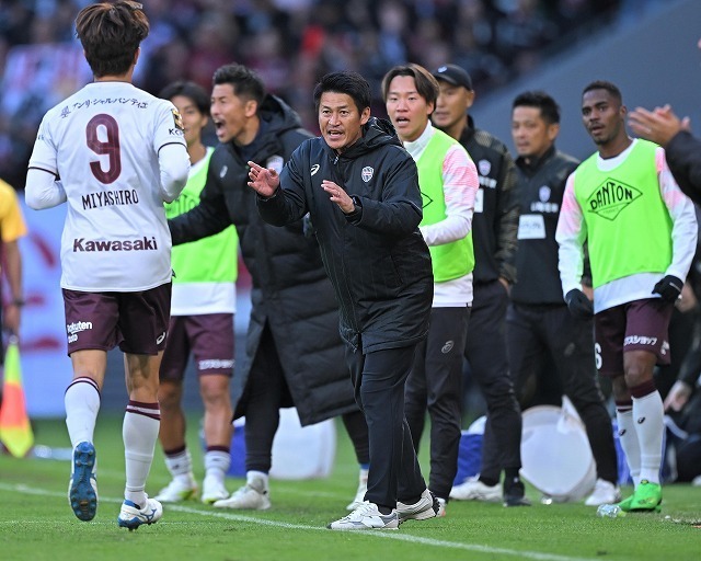 天皇杯優勝に導いた吉田監督。写真：金子拓弥（サッカーダイジェスト写真部）