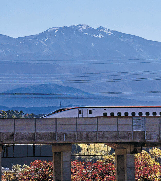 山頂にうっすらと雪が積もった白山＝小松市矢崎町