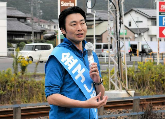 選挙戦で遊説する金子俊平前衆院議員=2024年10月22日、岐阜県御嵩町、荻野好弘撮影