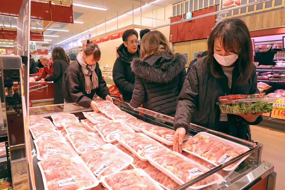 オープン初日から多くの買物客でにぎわうロピア屯田店=23日午前10時50分、札幌市北区（中島聡一朗撮影）