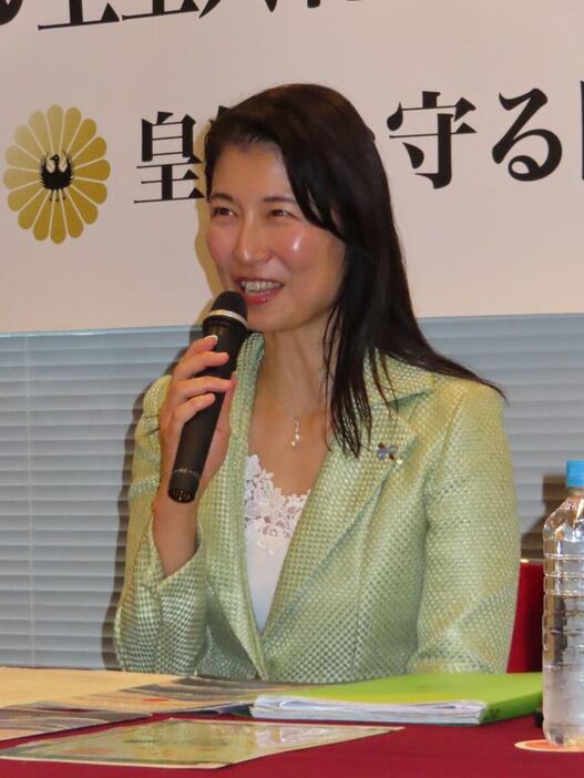 記者会見する葛城氏＝25日、東京都内