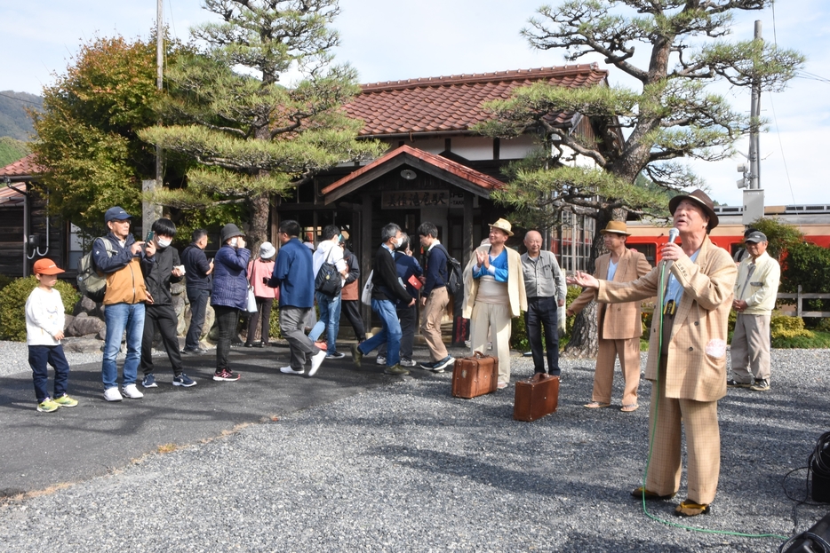 全国から集まった"寅さん"による即席コンサートがスタート＝岡山県津山市、美作滝尾駅で