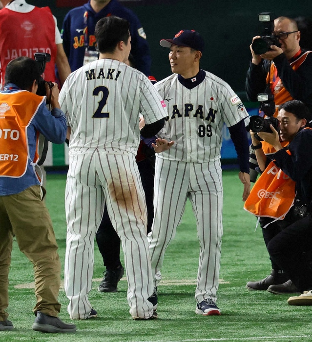 ＜日本・ベネズエラ＞試合後、牧（左）をねぎらう井端監督（撮影・光山　貴大）