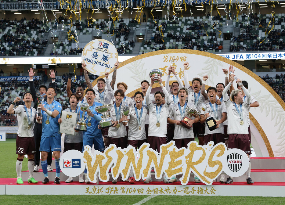 サッカーの第１０４回天皇杯全日本選手権決勝は２３日、東京・国立競技場で行われ、神戸がＧ大阪を１―０で下し、５大会ぶり２度目の優勝を果たした。写真は表彰式で喜ぶ神戸の選手たち。