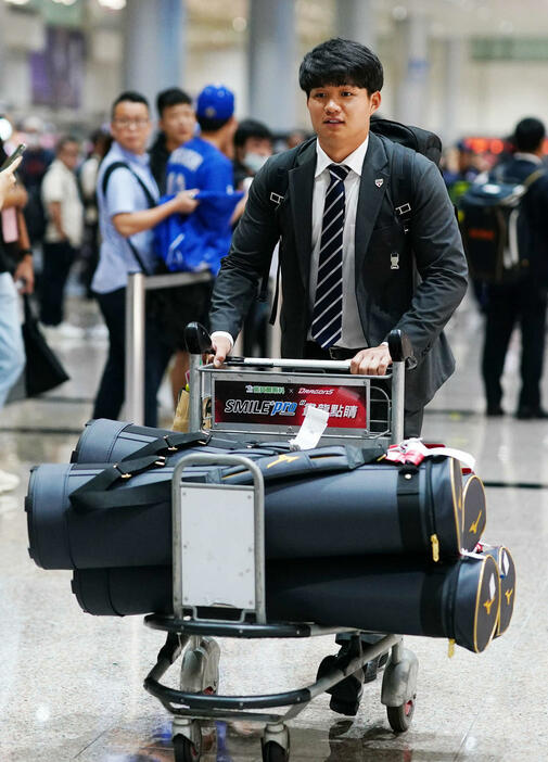 台湾の桃園国際空港に到着した森下（撮影・横山健太）