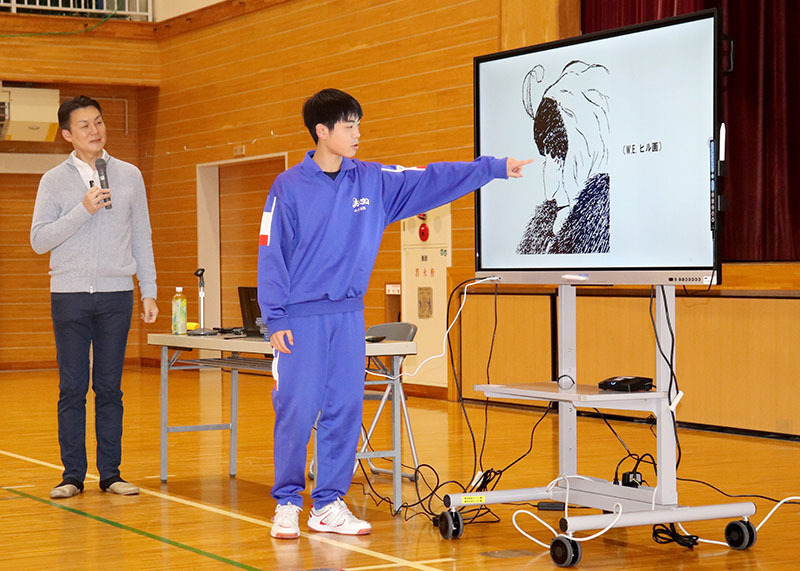 久野代表（左）が夢を実現するための思考法を紹介した講演会