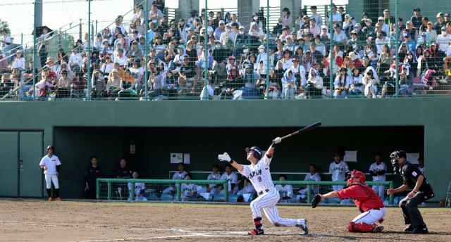 多くの野球ファンでにぎわった侍ジャパンと広島の練習試合＝５日、宮崎市・ＳＯＫＫＥＮスタジアム