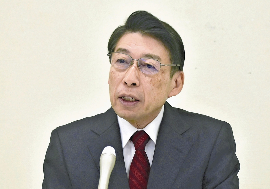 記者会見で再選出馬への決意を語る服部知事（26日午前、福岡県庁で）