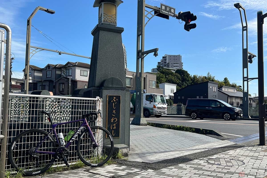 サイクリングロードの終点から約1 km下流の「藤沢橋」交差点に到着です