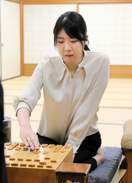 棋士編入試験の第３局に臨んだ西山朋佳女流三冠＝８日午前、大阪市福島区、関西将棋会館