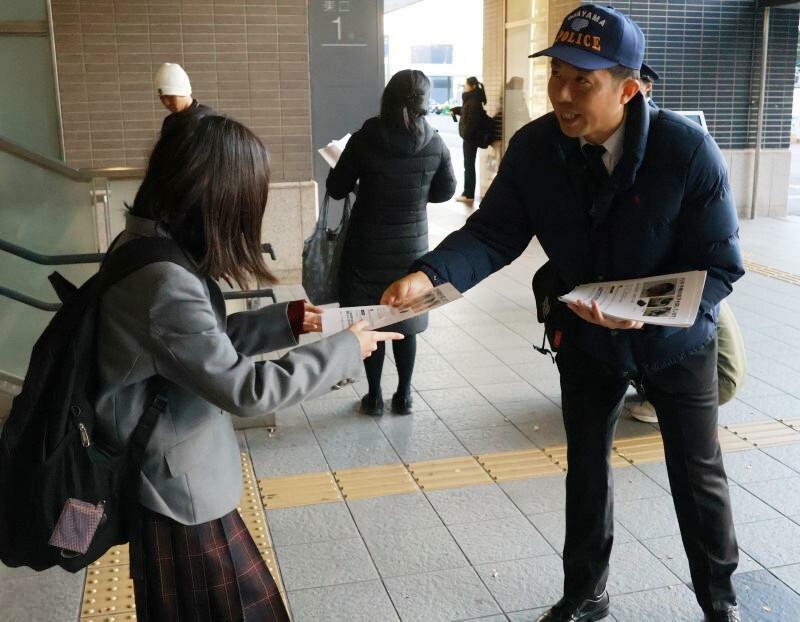 チラシを配って情報提供を呼びかける岡山県警捜査員