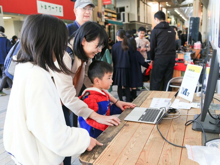 過去のイベントの様子 商店街内にゲームブースなどが出展する（写真提供＝SXG実行委員会）