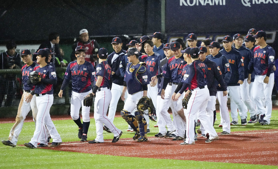 野球の国際大会「プレミア12」1次リーグを5戦全勝した日本ナイン＝18日、台北