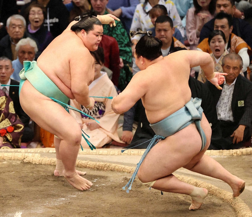 ＜大相撲九州場所9日目＞〇琴桜（押し倒し）欧勝馬●　欧勝馬（右）を押し倒しで下す琴桜（撮影・椎名　航）