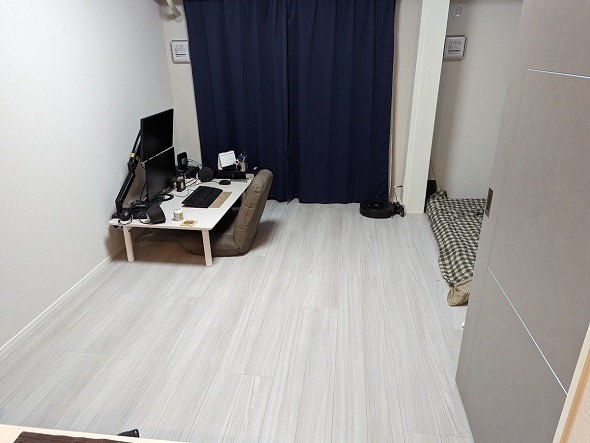 非常にシンプルだった部屋が……