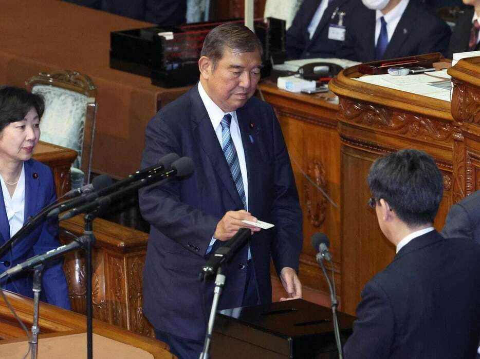 衆院本会議の首相指名選挙で投票する石破茂首相＝11日午後、国会・衆院本会議場（春名中撮影）