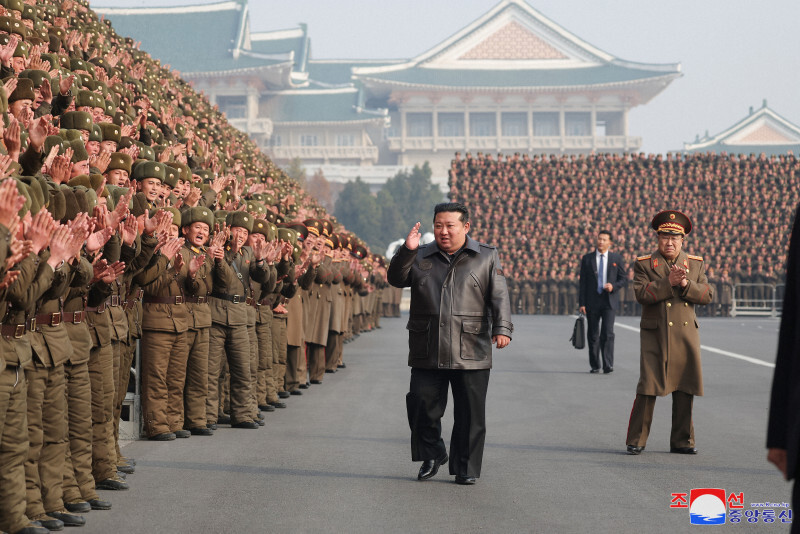 朝鮮人民軍第4回大隊長・大隊政治指導員大会参加者との記念写真撮影に臨む金正恩朝鮮労働党総書記（中央）＝平壌体育館広場で2024年11月21日、朝鮮中央通信・朝鮮通信