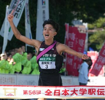 2024年11月3日、全日本大学駅伝、1位でゴールする國學院大・上原琉翔　写真／日刊スポーツ/アフロ