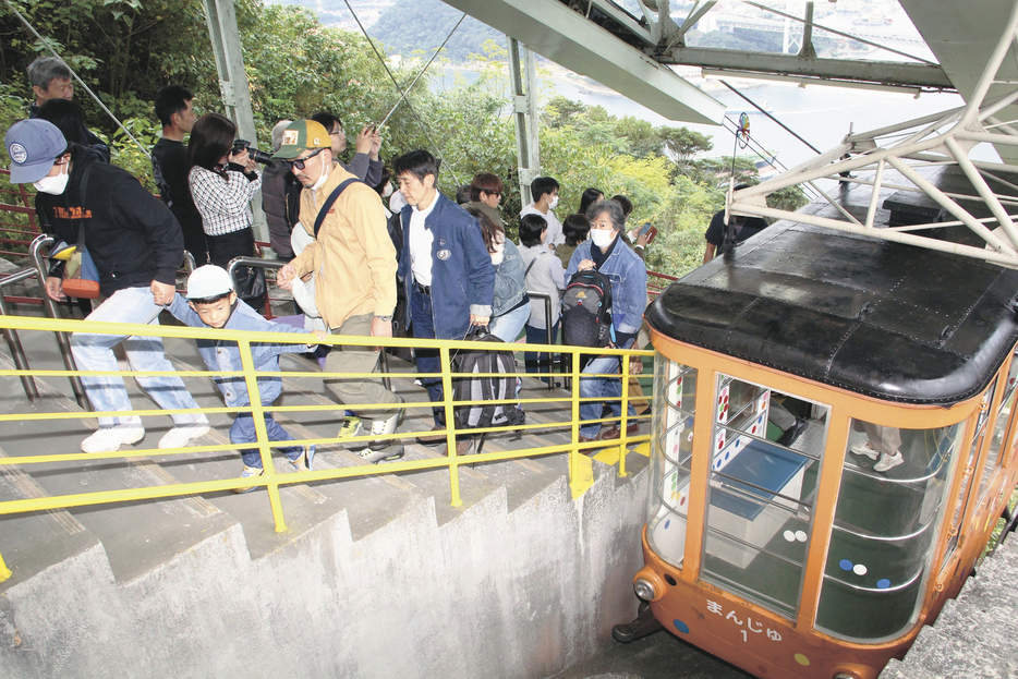 運行最終日、多くの人たちが乗車して別れを惜しんだ＝10日、下関市藤ケ谷