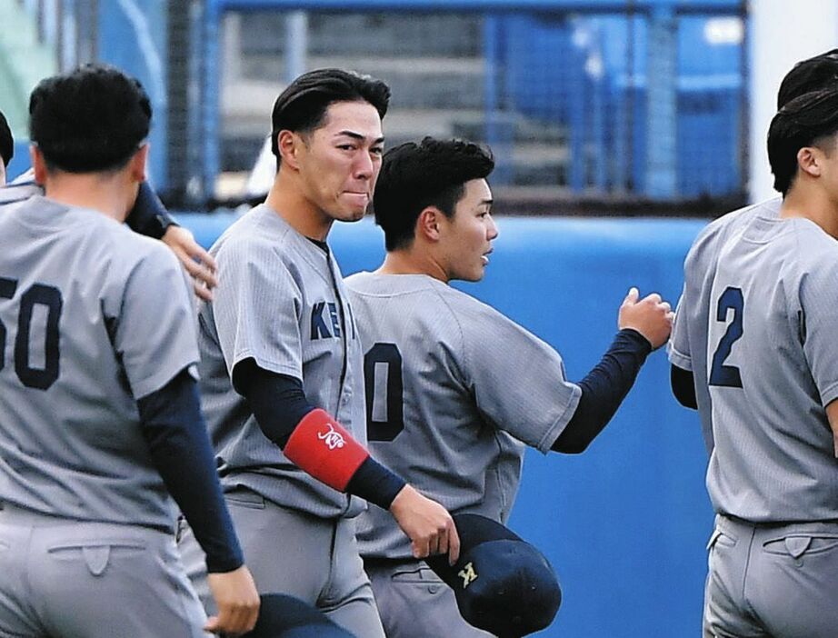 慶大・清原正吾（左から２人目）