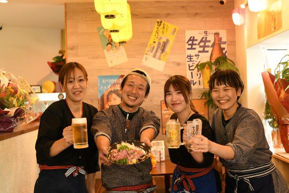 「てげ鳥」店主の寺原佳孝さん（左から2番目）