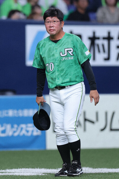 【JFE西日本－JR北海道硬式野球クラブ】JR北海道硬式野球クラブの南則文監督＝京セラドーム大阪で2024年11月1日、長澤凜太郎撮影