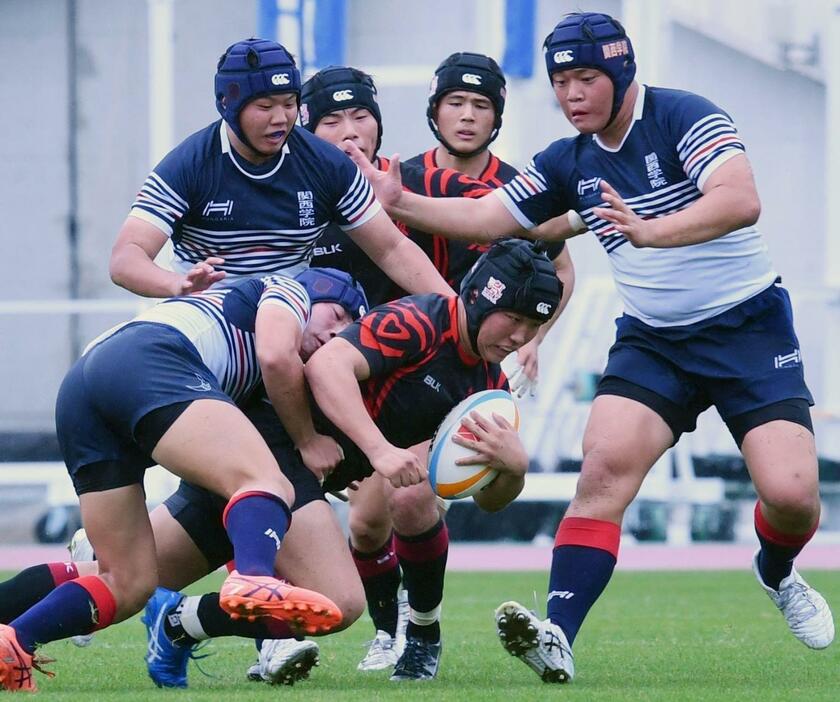 報徳-関学　後半、激しいプレーで報徳の突進を止める関学の選手ら＝ユニバー記念競技場（撮影・三津山朋彦）