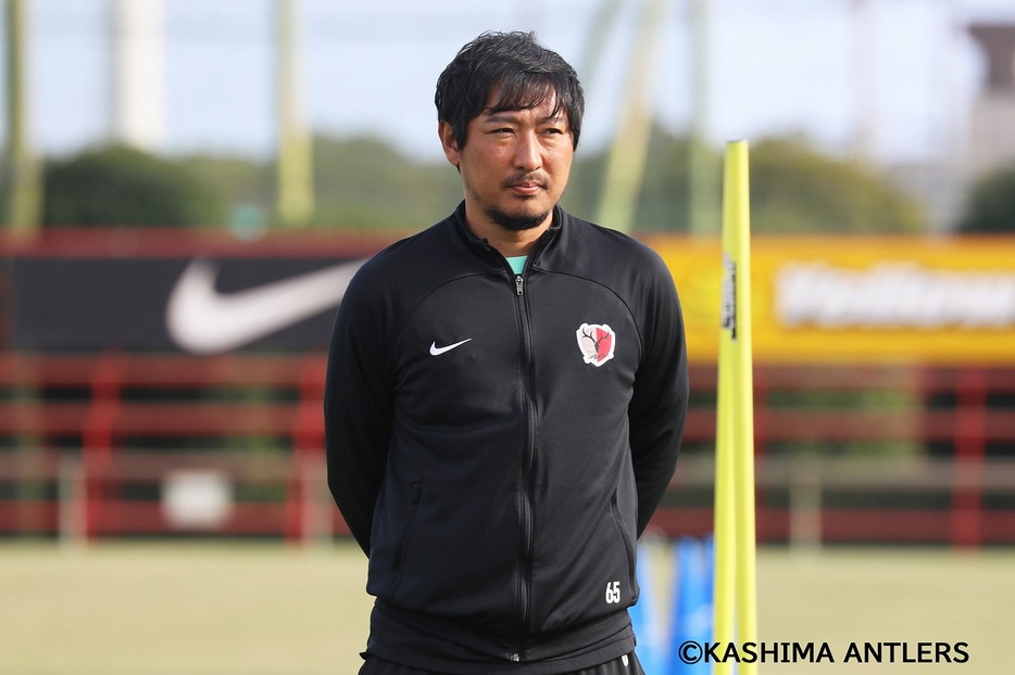 鹿島アントラーズのトレーニングを行なう中後雅喜監督（写真◎KASHIMA ANTLERS）