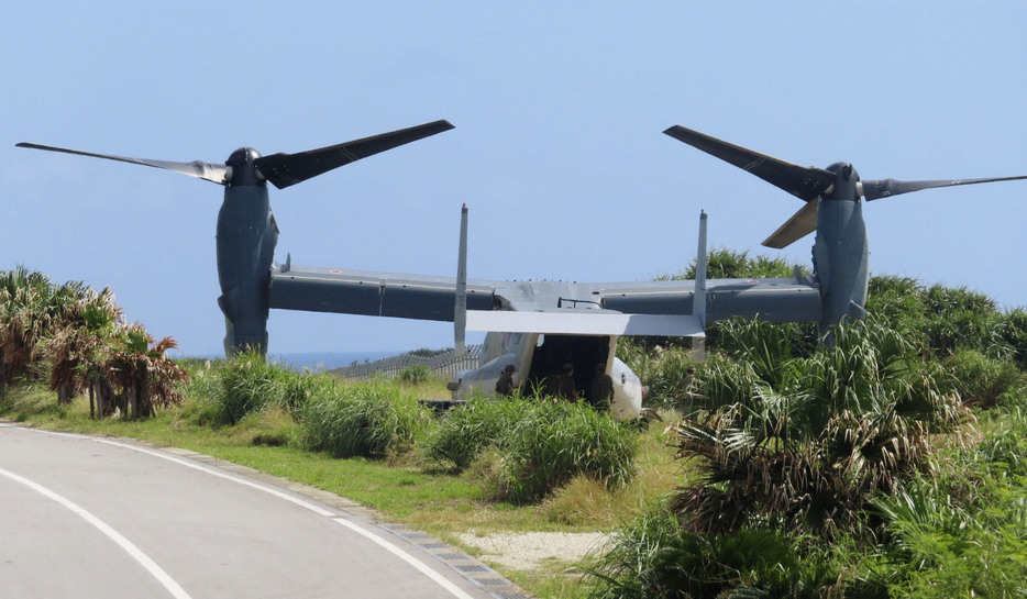 左翼が地面と接触し、機体の一部が損傷した陸上自衛隊のV22オスプレイ＝10月27日、沖縄県・与那国島（基地いらないチーム石垣提供）