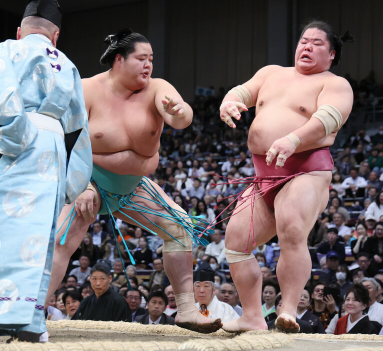 大相撲九州場所１２日目。２大関は１敗を守ってトップを並走。琴桜（左）は大栄翔を落ち着いて下し、豊昇龍は厳しい攻めで正代を退けた。新大関の大の里は尊富士を押し出して勝ち越した＝２１日、福岡国際センター