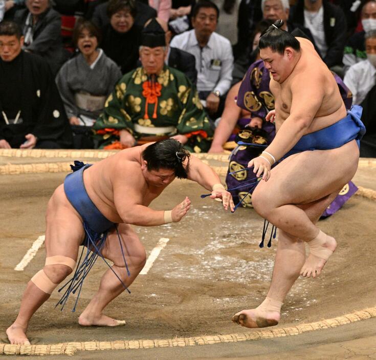 　若隆景（左）は押し出しで大の里を破る