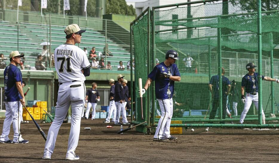 秋季キャンプ初日、練習を見守るオリックス・岸田監督（71）＝高知市