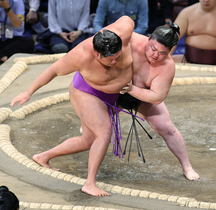 大相撲九州場所２日目。時疾風（右）は寄り切りで尊富士を下す＝１１日、福岡国際センター