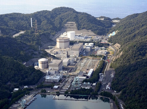 敦賀原子力発電所（手前から１号機、２号機、ふげん）（２０２３年１０月、福井県敦賀市で、読売ヘリから）＝前田尚紀撮影