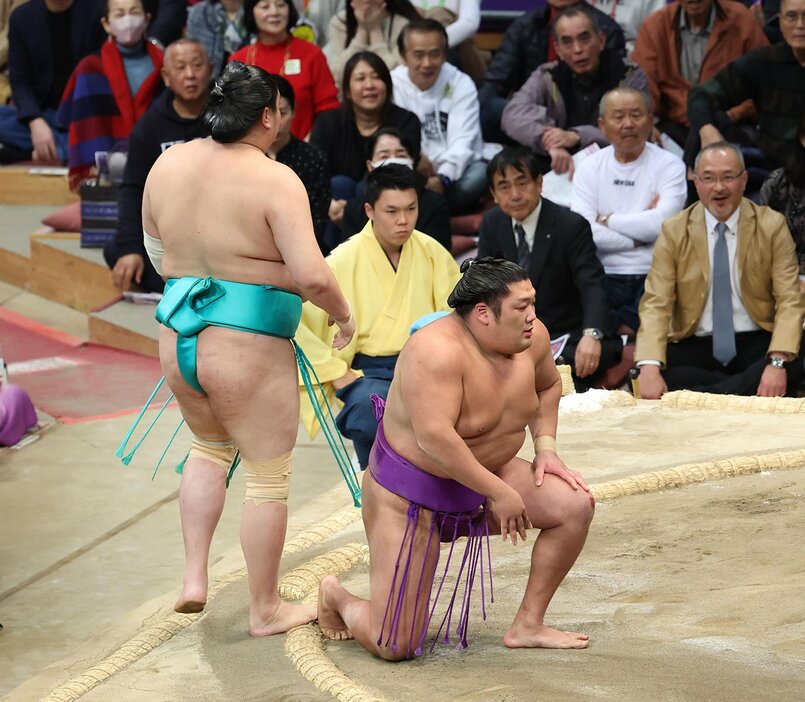 一山本(左)を押し出しで下し、９勝目をあげた尊富士