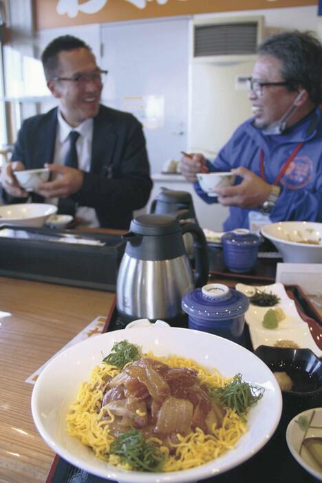 “味変”も楽しめる「どしゃぶり丼」。冬に脂が乗るブリをふんだんに使った＝下関市豊北町神田上