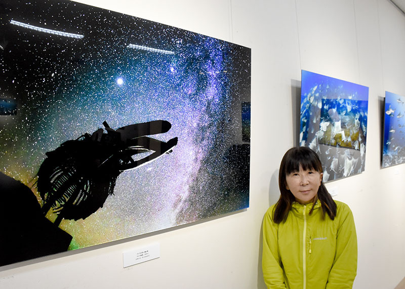 南米などで撮影した美しい写真を展示している高橋さんの作品展