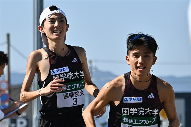 全日本大学駅伝で優勝した國學院大の平林清澄（左）と上原琉翔