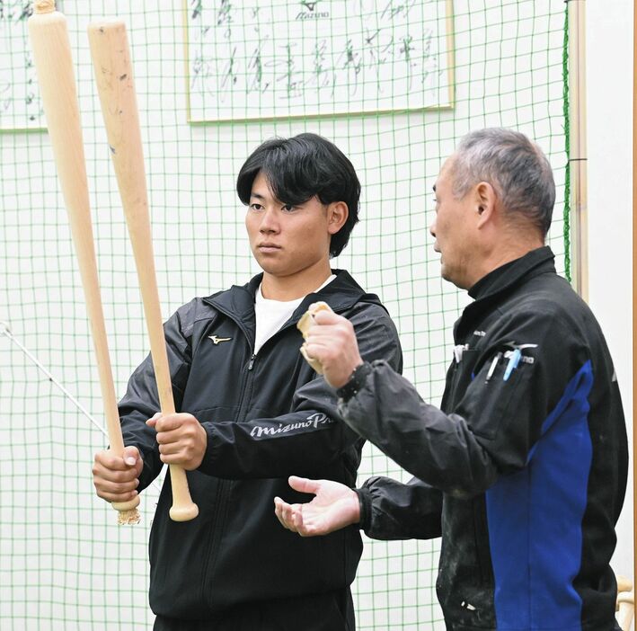 来季使うバットの調整に訪れ、製造を担当する名和民夫さん（右）と話す中日・村松