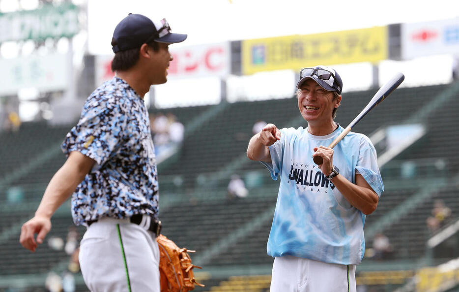 ヤクルト山田哲人（左）高津臣吾監督（2024年7月撮影）