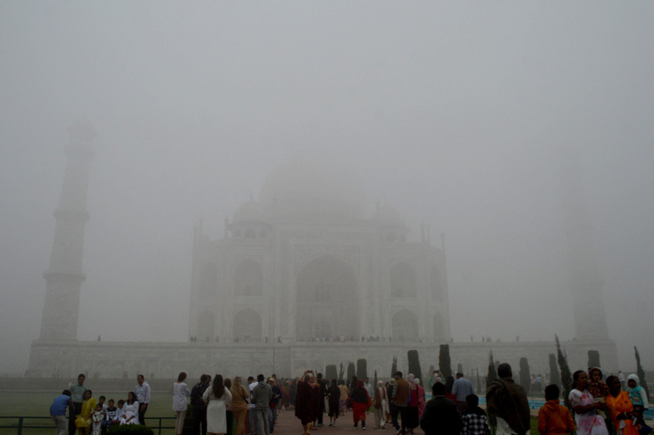 　インド政府は１４日、大気汚染対策を強化し、首都ニューデリーにおける不要不急の建設工事や暖房用の石炭燃焼を禁止するといった措置を打ち出した。写真はスモッグに覆われる観光名所のタージマハル（２０２４年　ロイター）