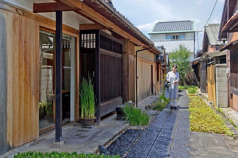 打ち水の様子。紀寺の家のスタッフの制服や館内着のデザインや縫製もスペースドットラボで行っている（写真：出合コウ介）