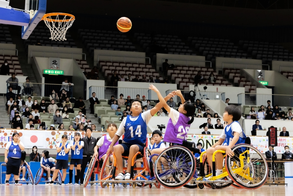 小学生車いすバスケットボール大会決勝戦の様子（撮影：越智貴雄）