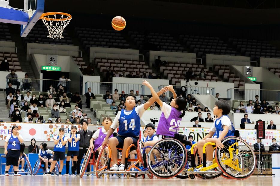 小学生車いすバスケットボール大会決勝戦の様子（撮影：越智貴雄）